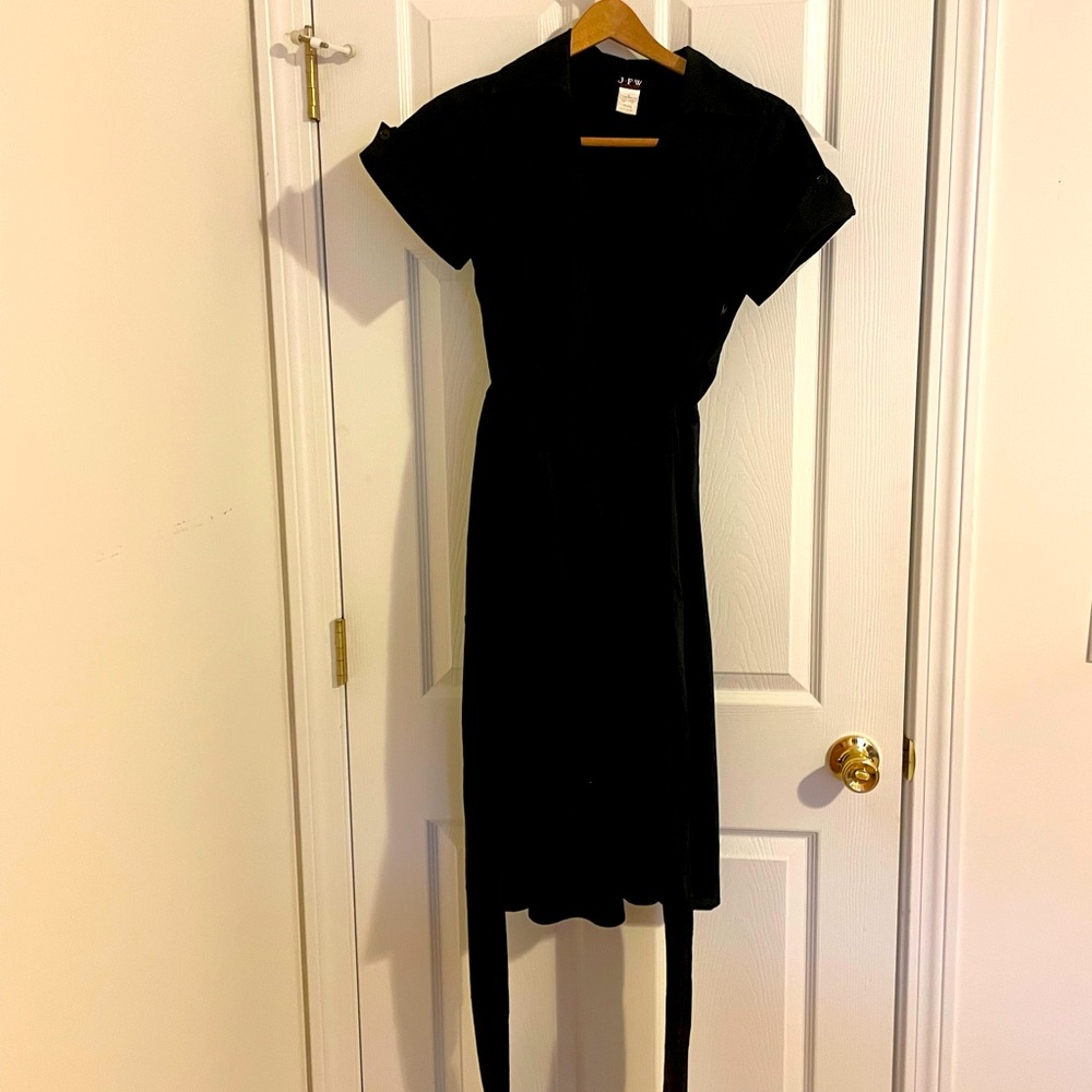 Classic and cute JFW short sleeved wrap dress! 100% cotton. Size 10.